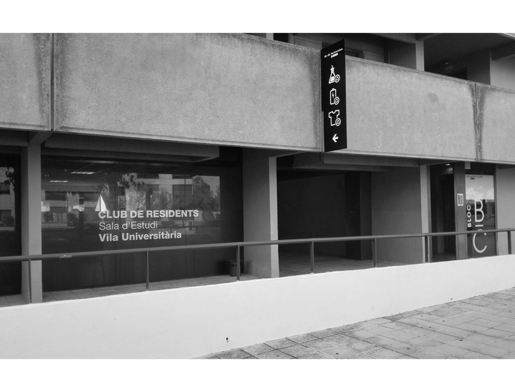 Señalética Zona de aportación de residuos Club de Residents - La Vila Universitària de la UAB. Sala de Estudio.