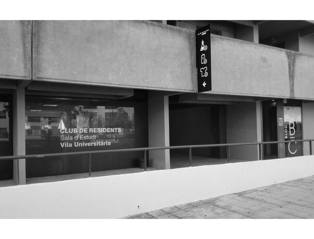 Waste contribuation area signages. Club de Residents - La Vila Universitària de la UAB. Study Room.